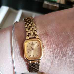 Seiko Accessories - SEIKO thin femanine watch Seiko Accessories - SEIKO thin femanine watch